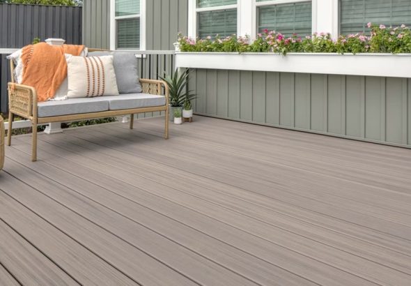 should_i_choose_wood_decking_or_composite_decking_32485931_featured