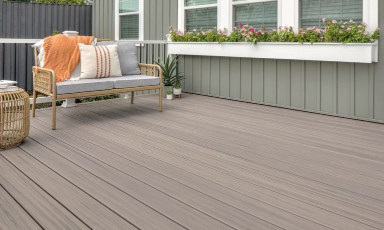 should_i_choose_wood_decking_or_composite_decking_32485931_featured